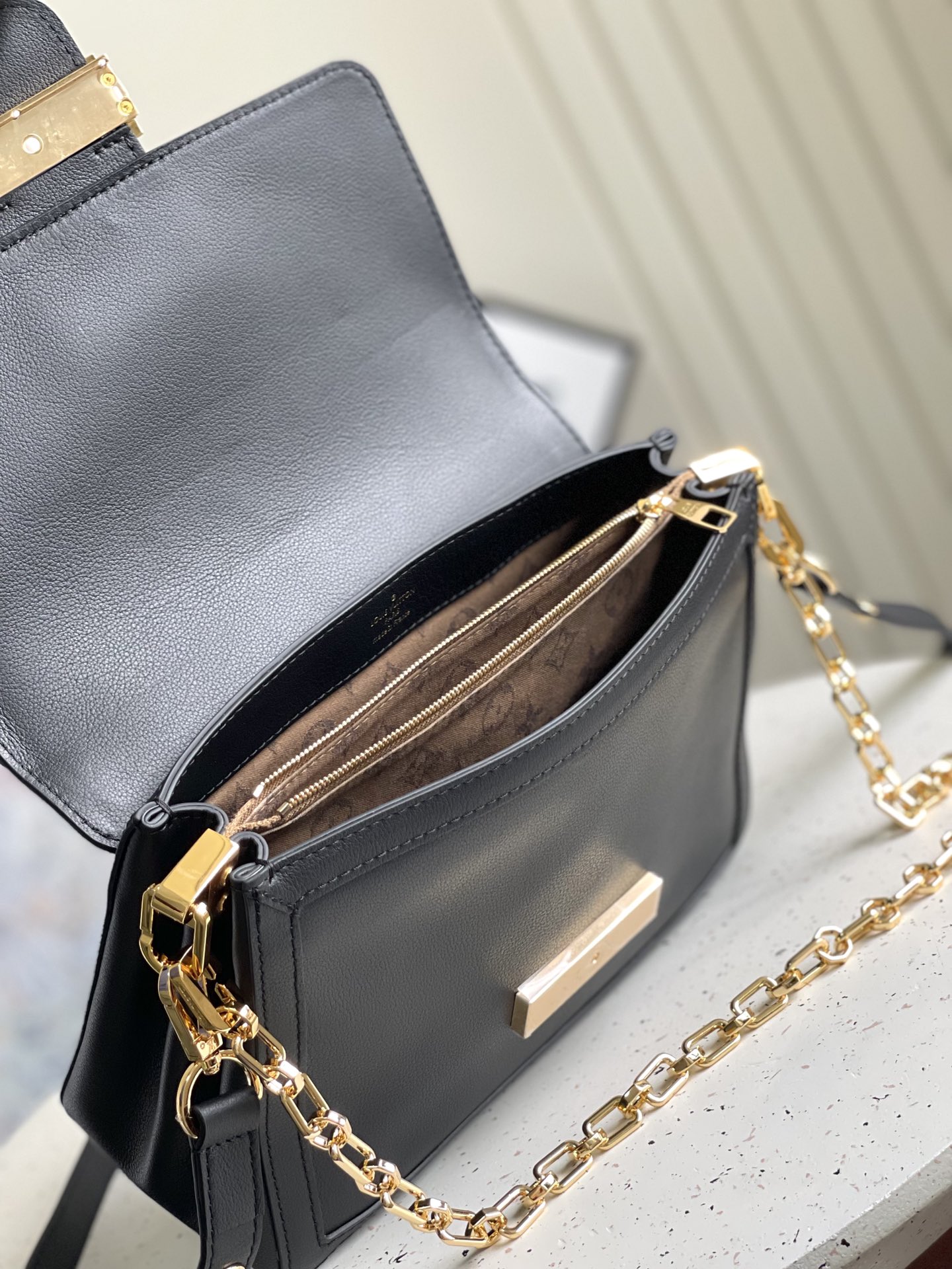 Dauphine Soft Mm Shoulder Bag Black Calfskin M25209