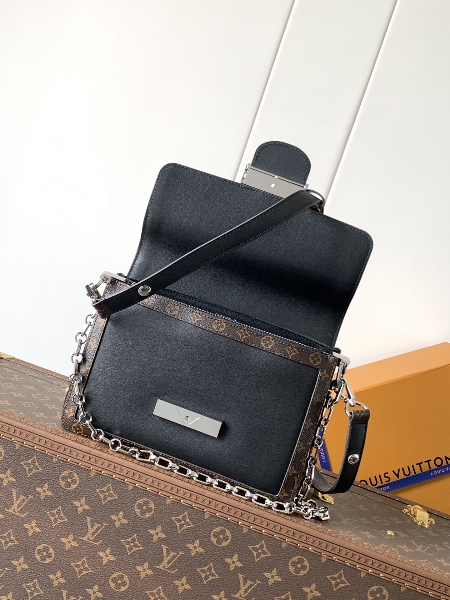Dauphine Soft Vibe Mm Shoulder Bag Black Lamb Leather M13450