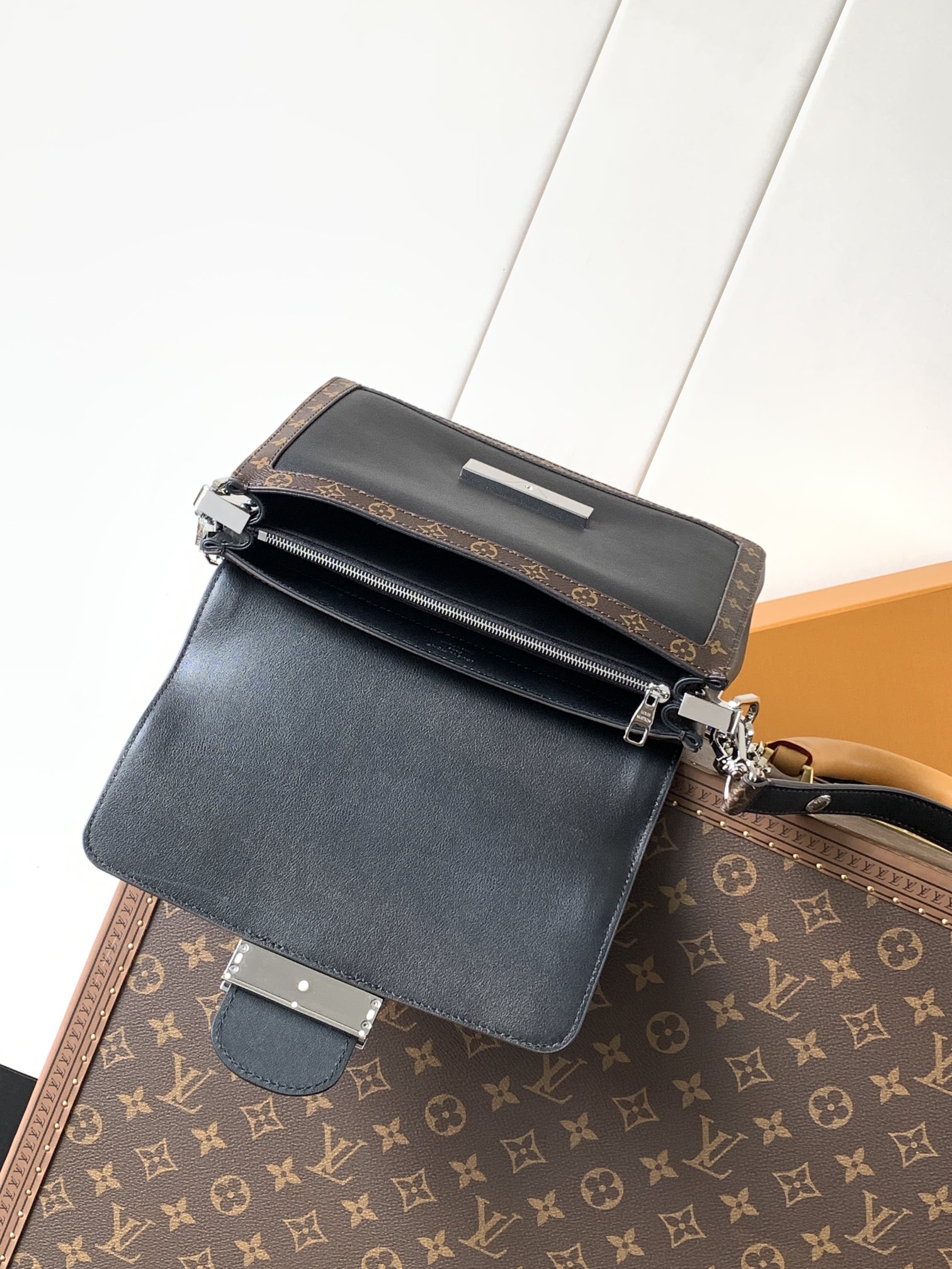 Dauphine Soft Vibe Mm Shoulder Bag Black Lamb Leather M13450
