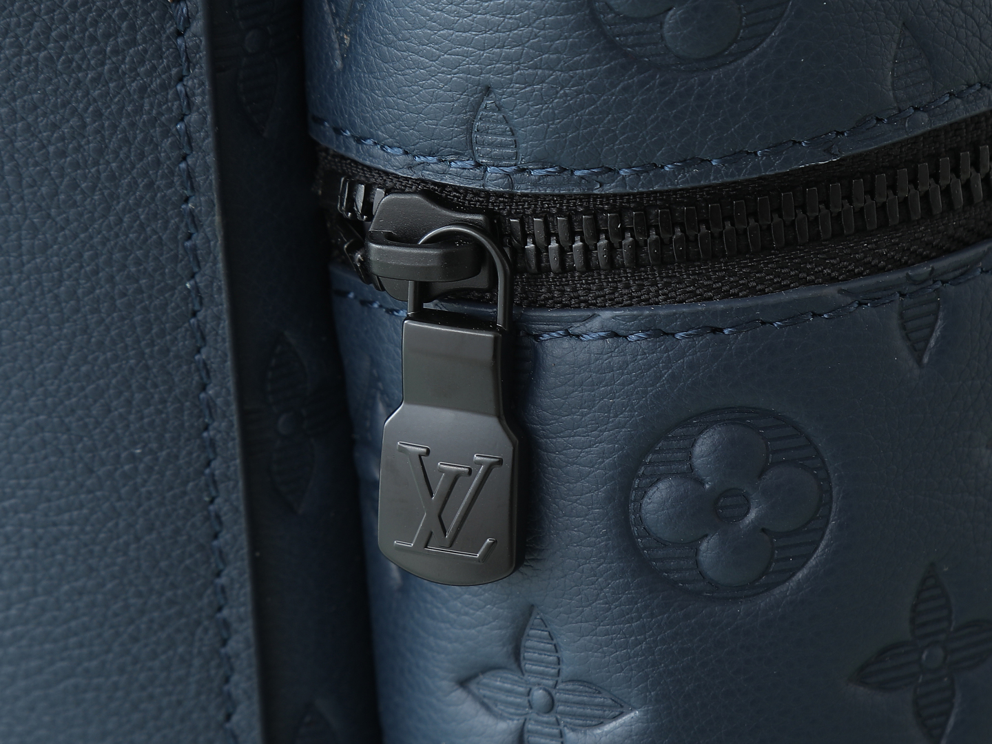 Discovery Backpack Pm Monogram Shadow Navy Blue M14884