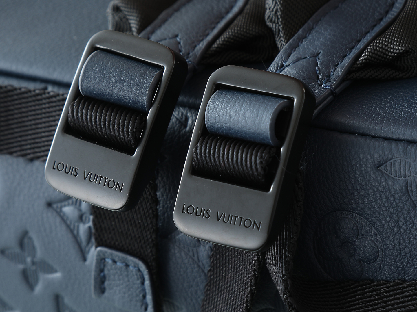 Discovery Backpack Pm Monogram Shadow Navy Blue M14884