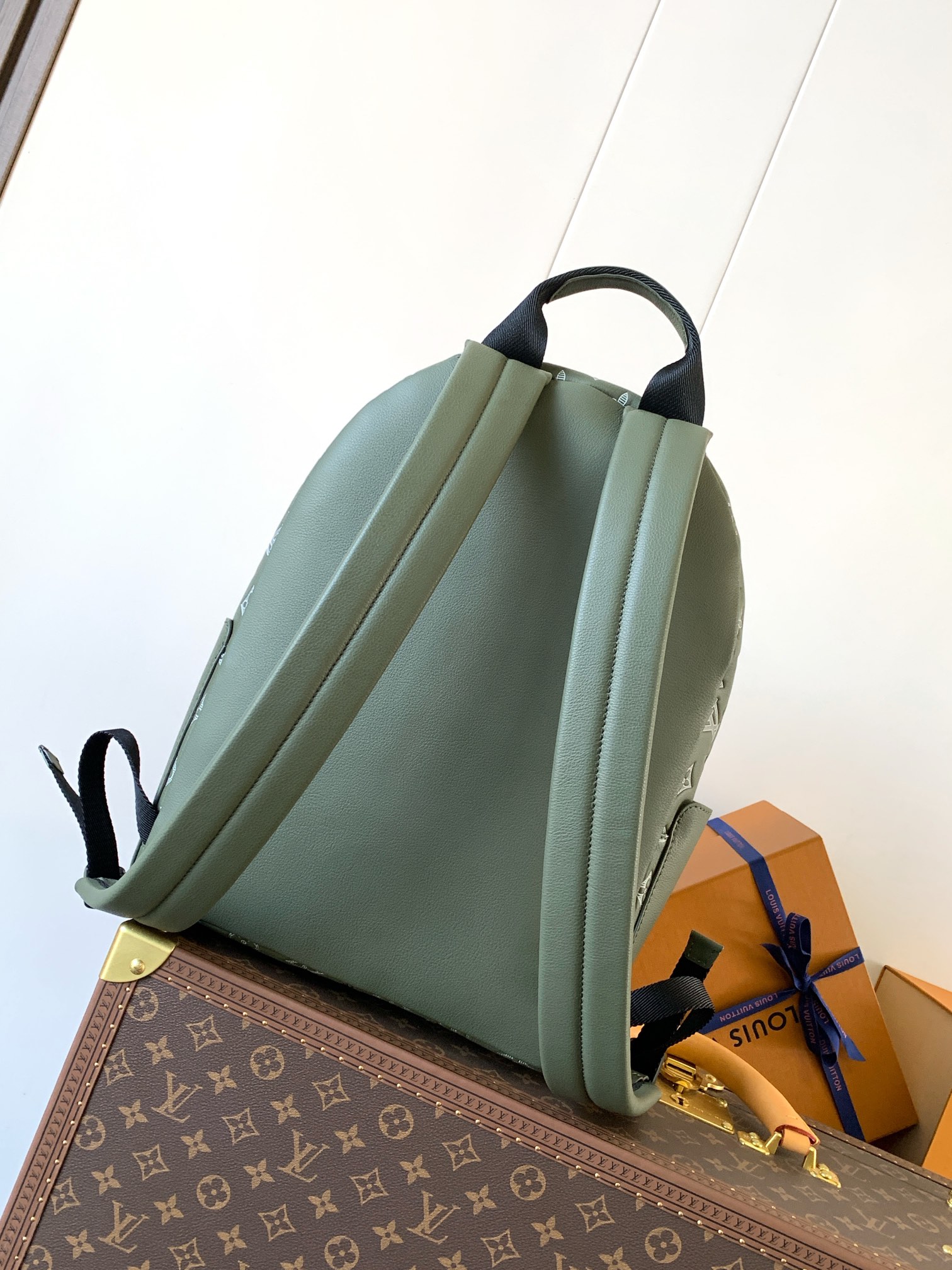 Discovery Backpack Pm Monogram Shadow Olive Green M12463