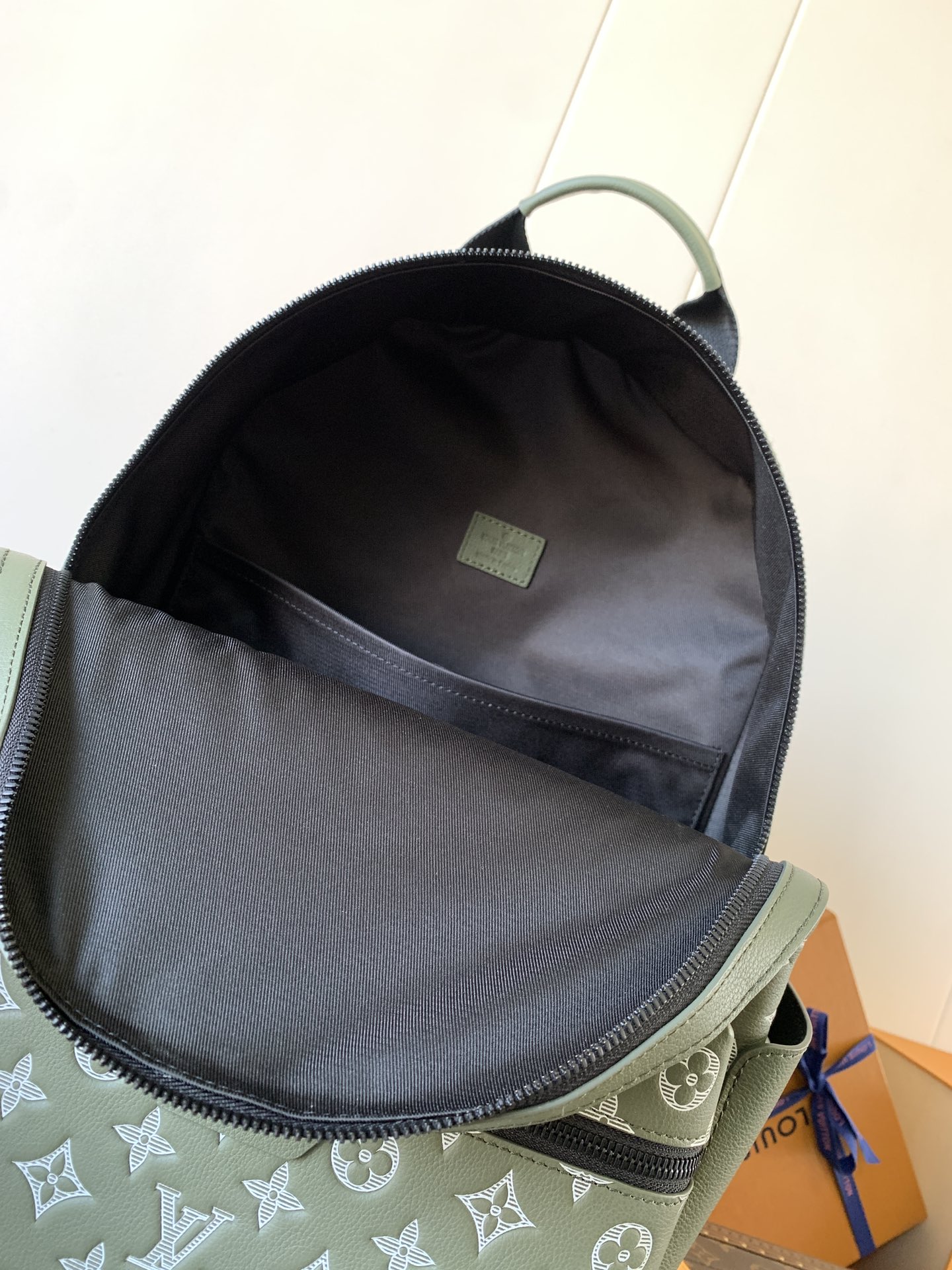 Discovery Backpack Pm Monogram Shadow Olive Green M12463
