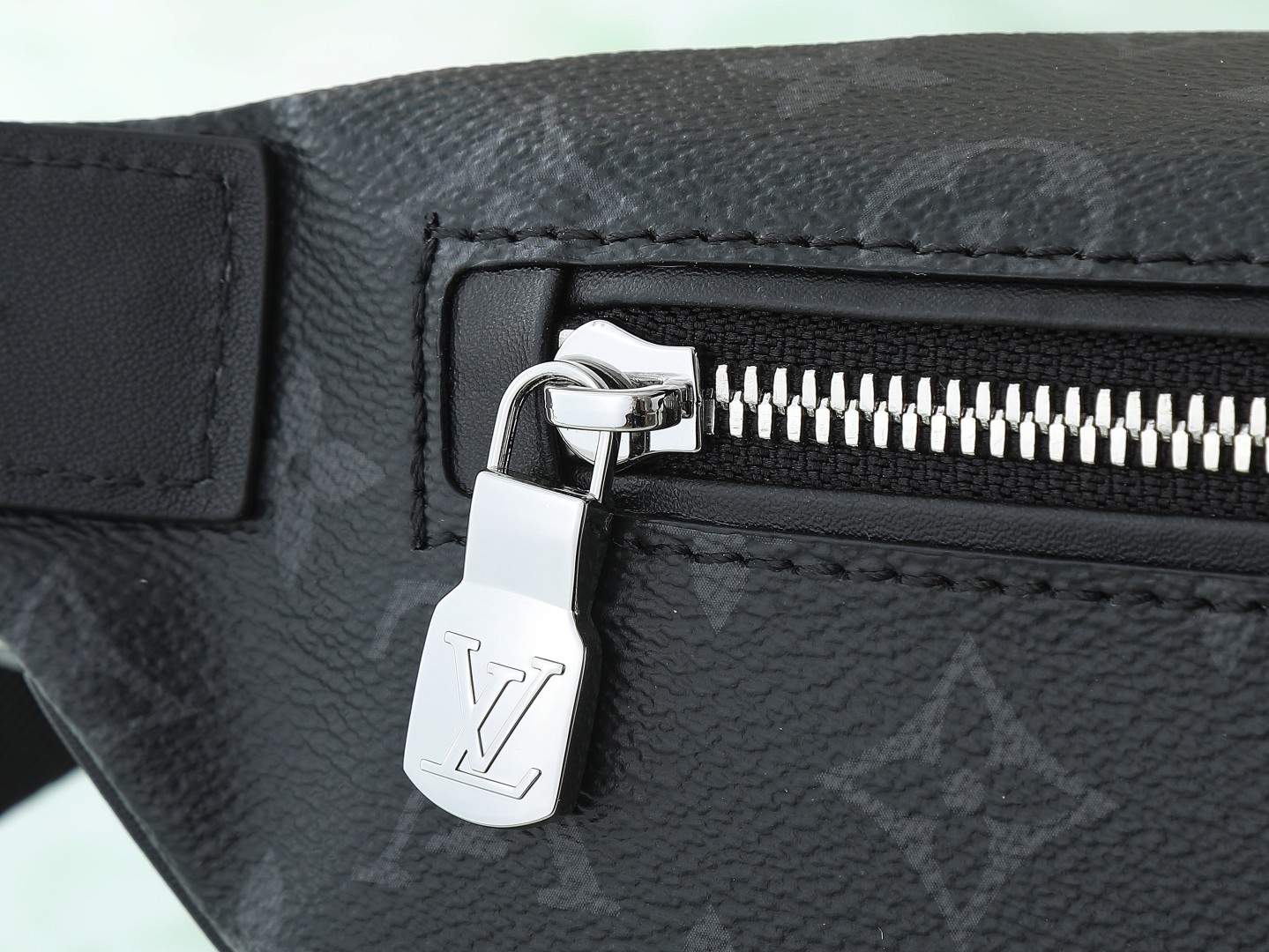 Discovery Bumbag Pm Monogram Eclipse Black M46035