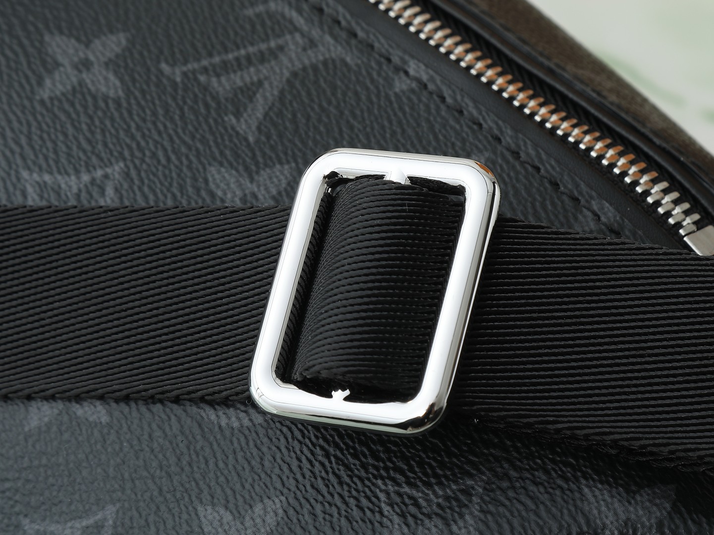 Discovery Bumbag Pm Monogram Eclipse Black M46035