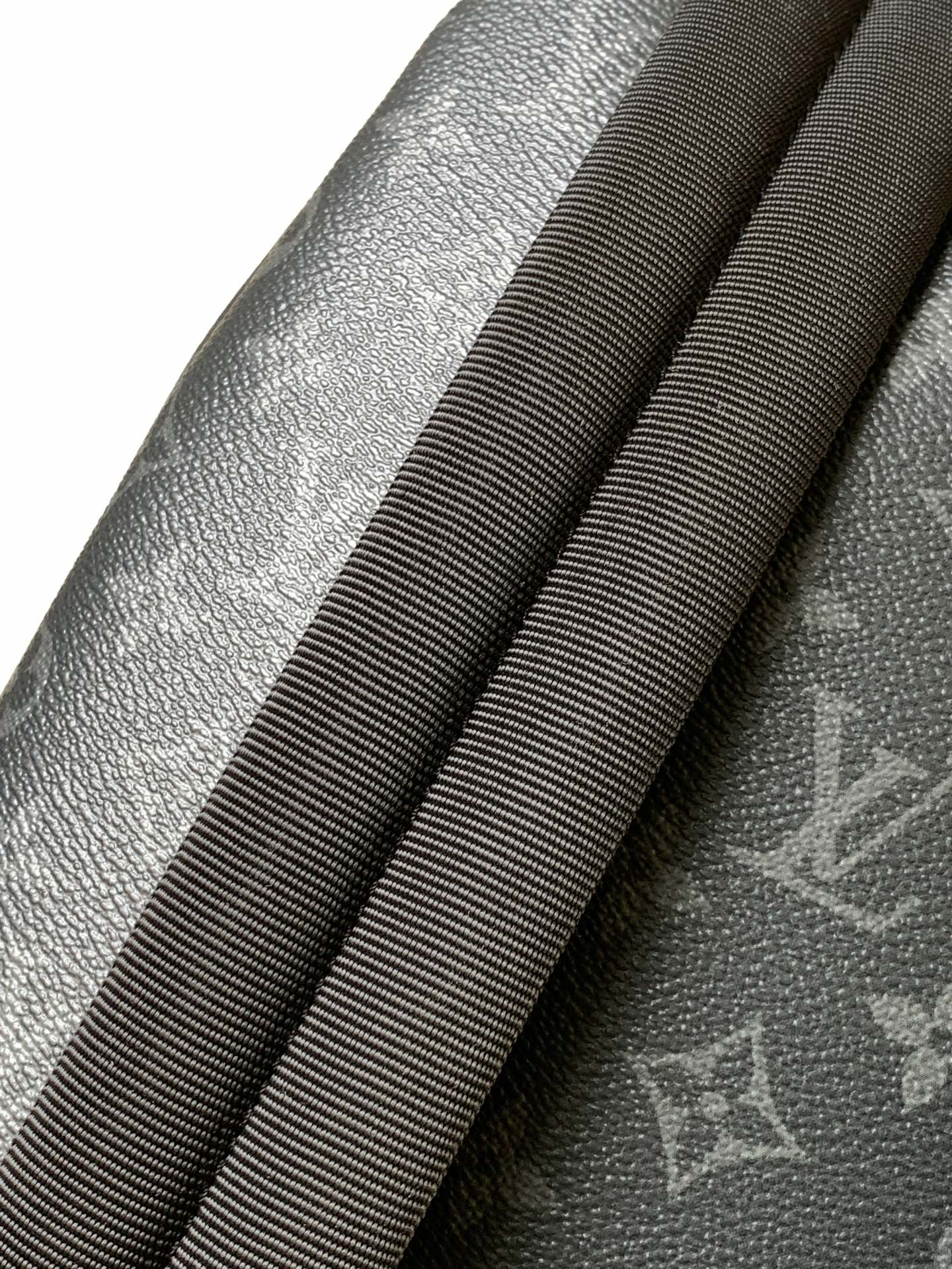 Discovery Slim Backpack Monogram Eclipse M14020