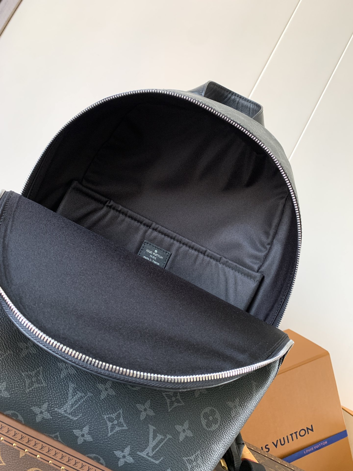 Discovery Slim Backpack Monogram Eclipse M14020