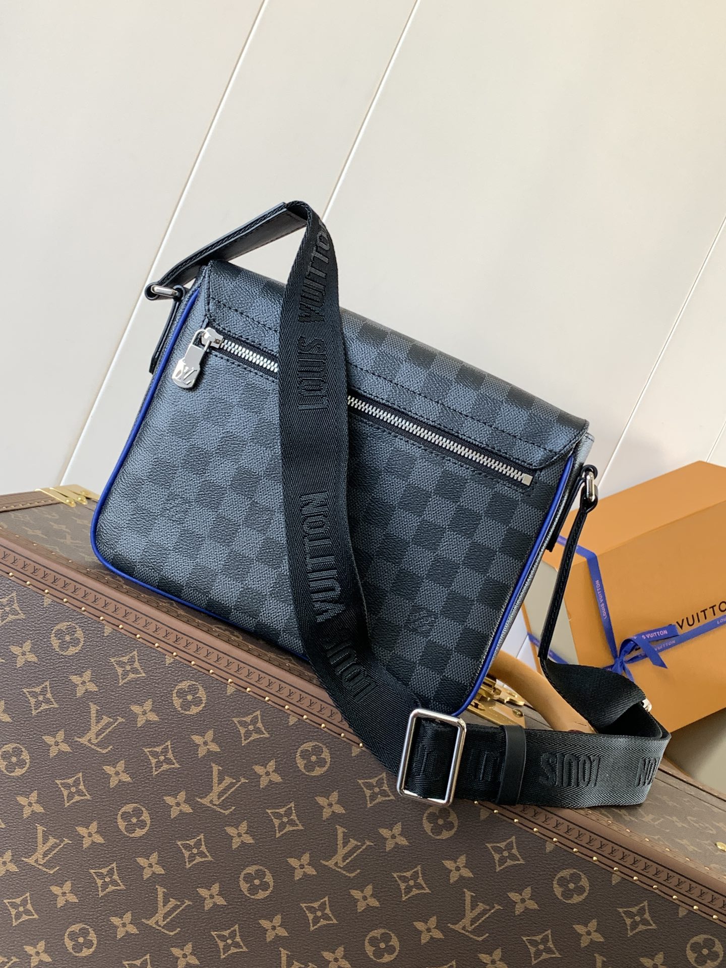 District Messenger Bag Monogram Eclipse Indigo Blue N00085