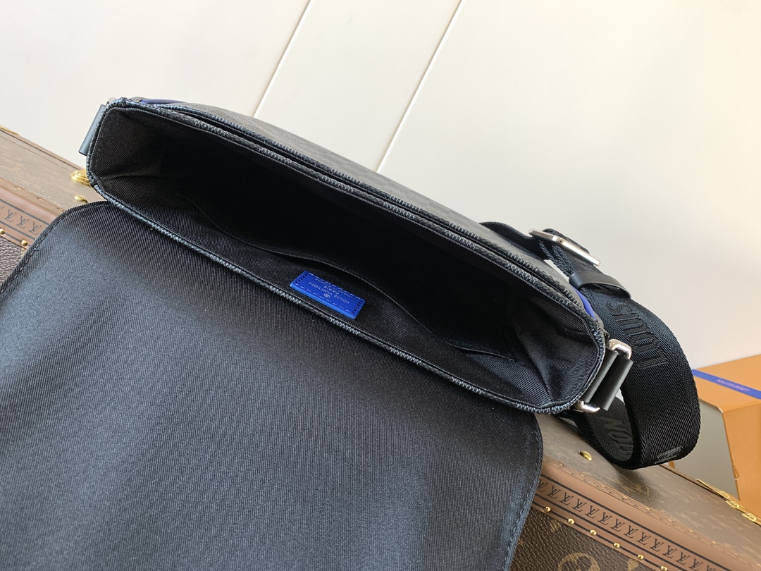 District Messenger Bag Monogram Eclipse Indigo Blue N00085