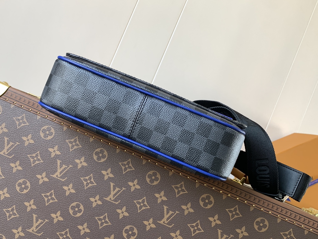 District Messenger Bag Monogram Eclipse Indigo Blue N00085