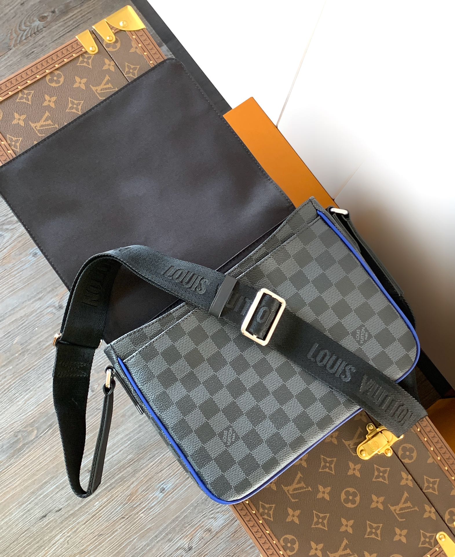 District Messenger Bag Monogram Eclipse Indigo Blue N00085