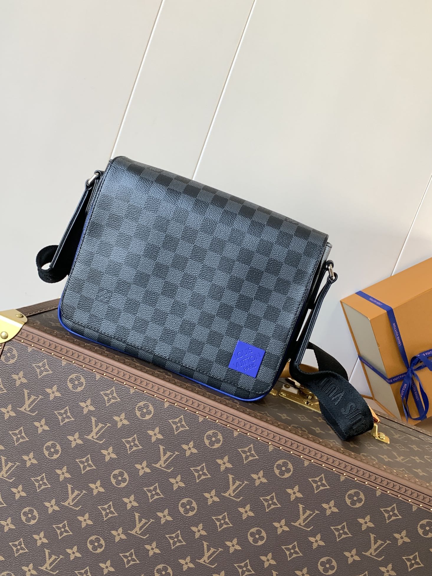 District Messenger Bag Monogram Eclipse Indigo Blue N00085