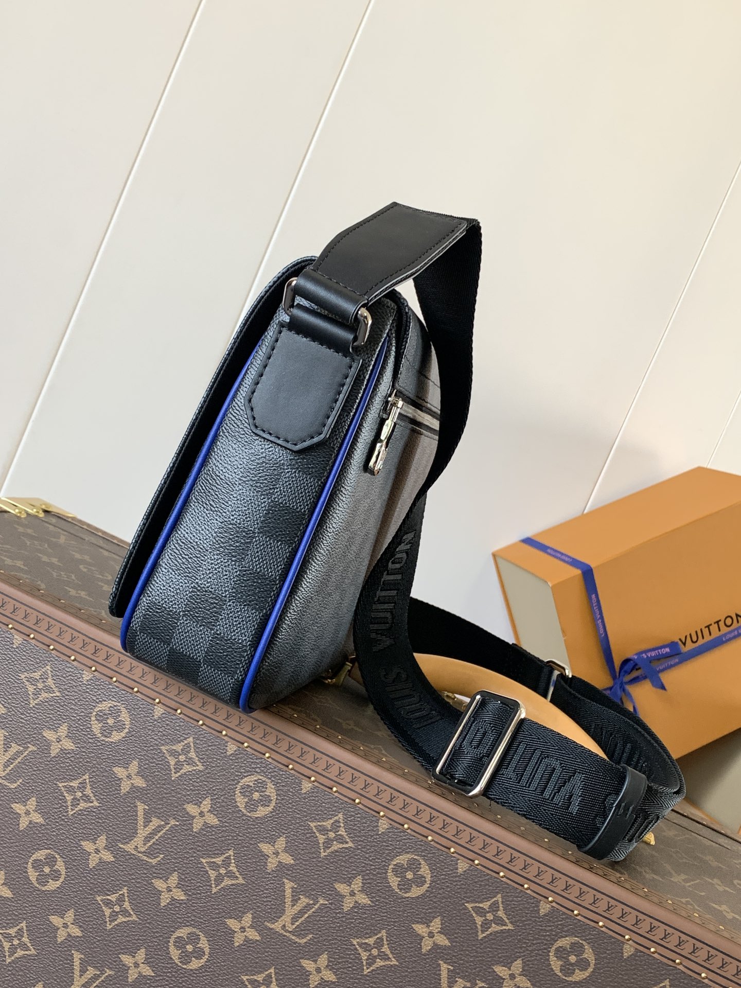 District Messenger Bag Monogram Eclipse Indigo Blue N00085