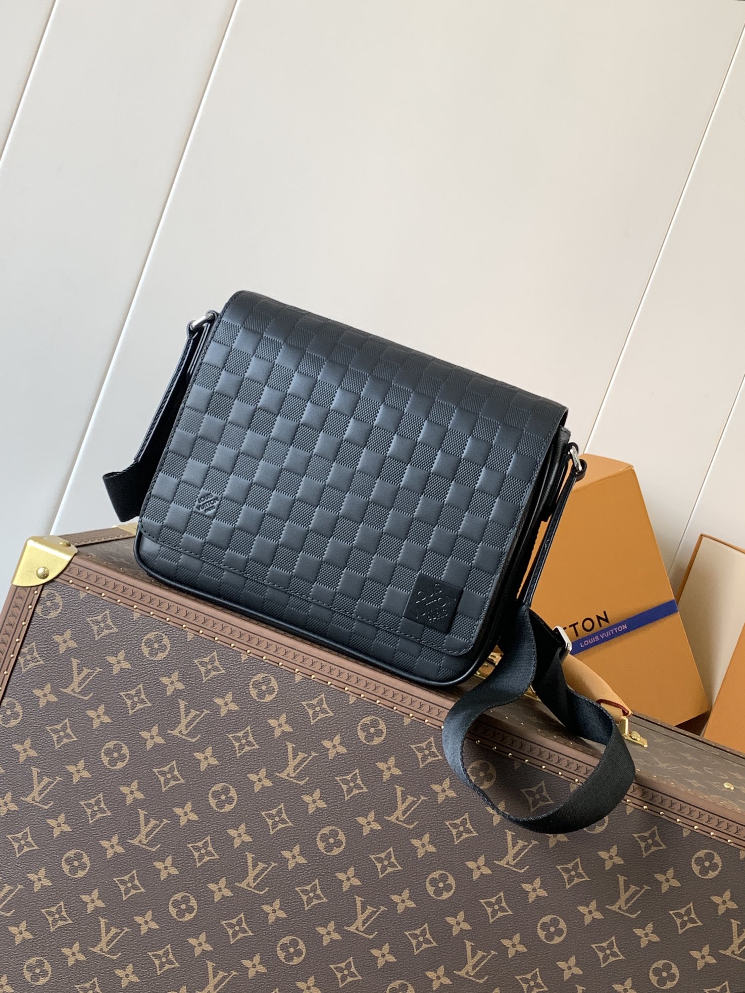 District Pm Messenger Bag Black Damier Infini N42711