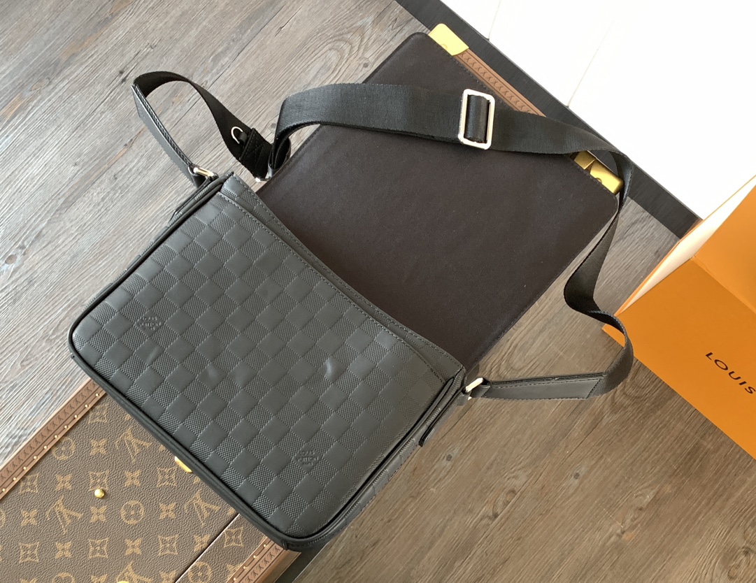 District Pm Messenger Bag Black Damier Infini N42711