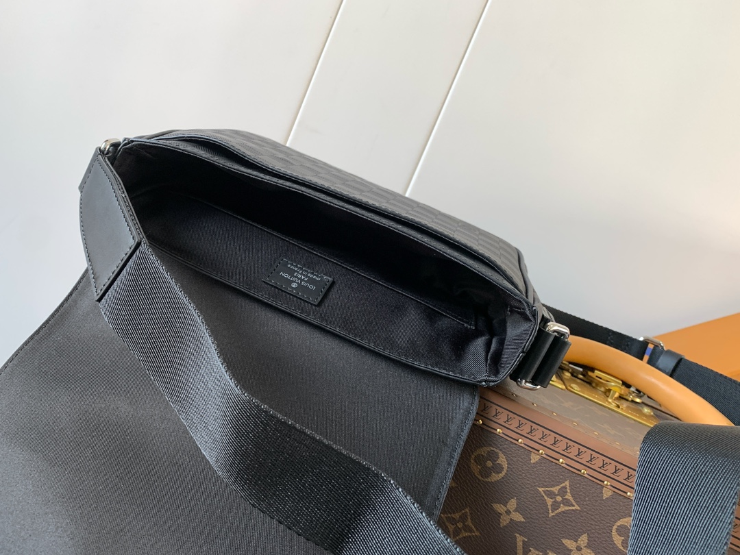 District Pm Messenger Bag Black Damier Infini N42711