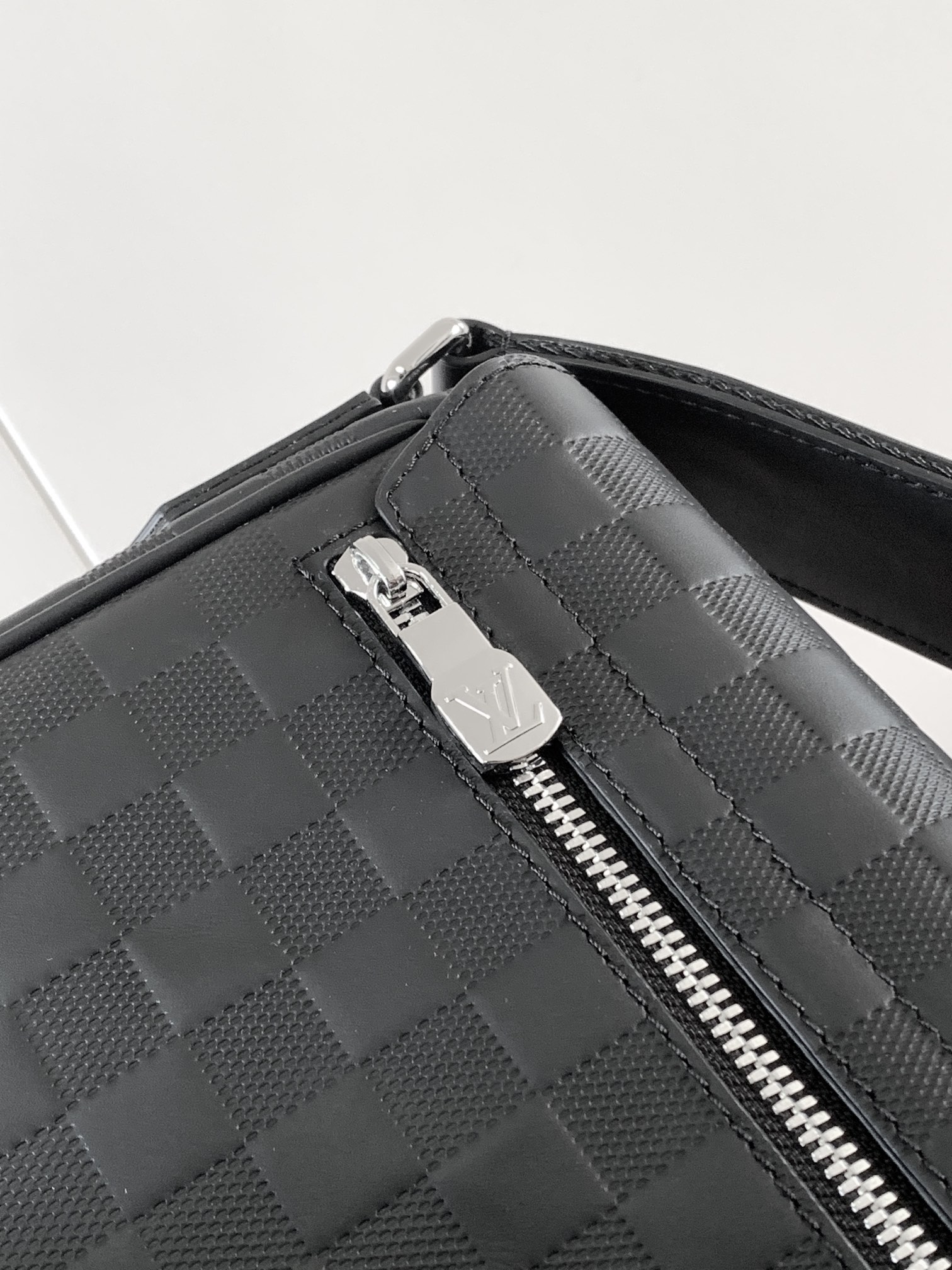 District Pm Messenger Bag Black Damier Infini N42711