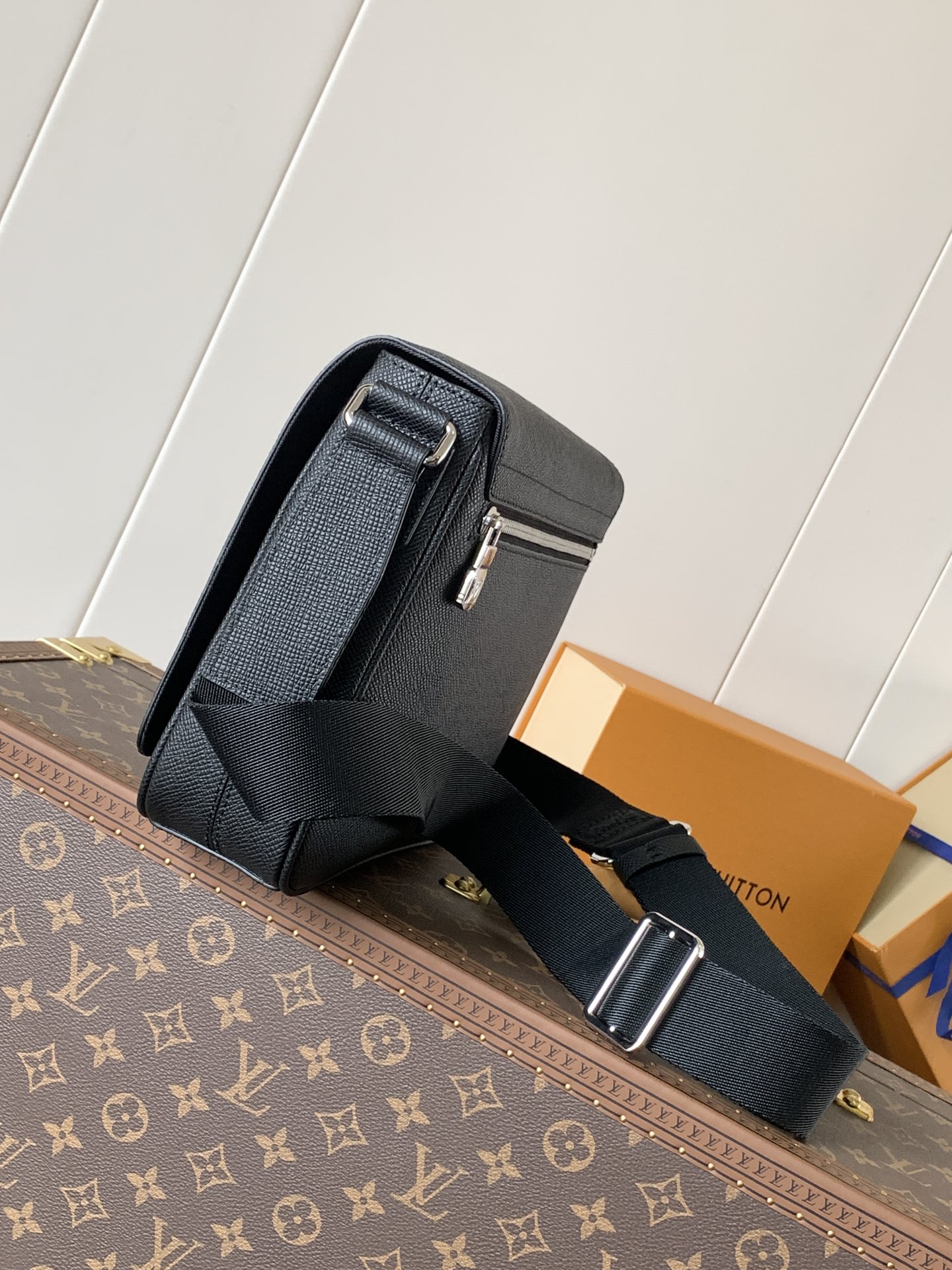 District Pm Messenger Bag Black Taiga Cowhide Leather M30850