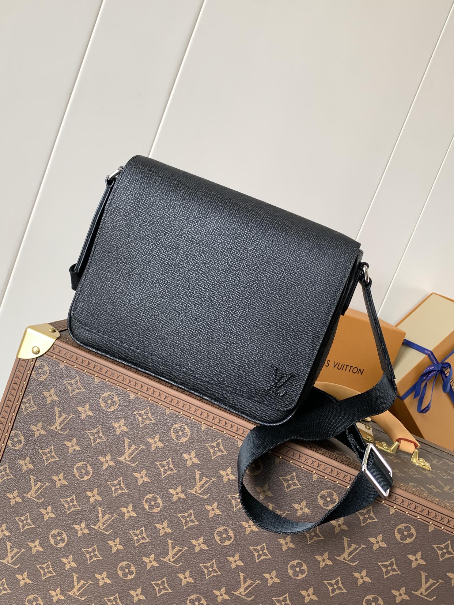 District Pm Messenger Bag Black Taiga Cowhide Leather M30850