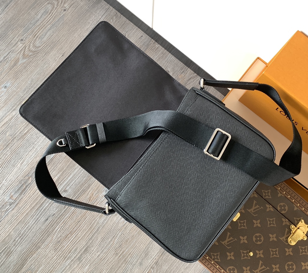 District Pm Messenger Bag Black Taiga Cowhide Leather M30850