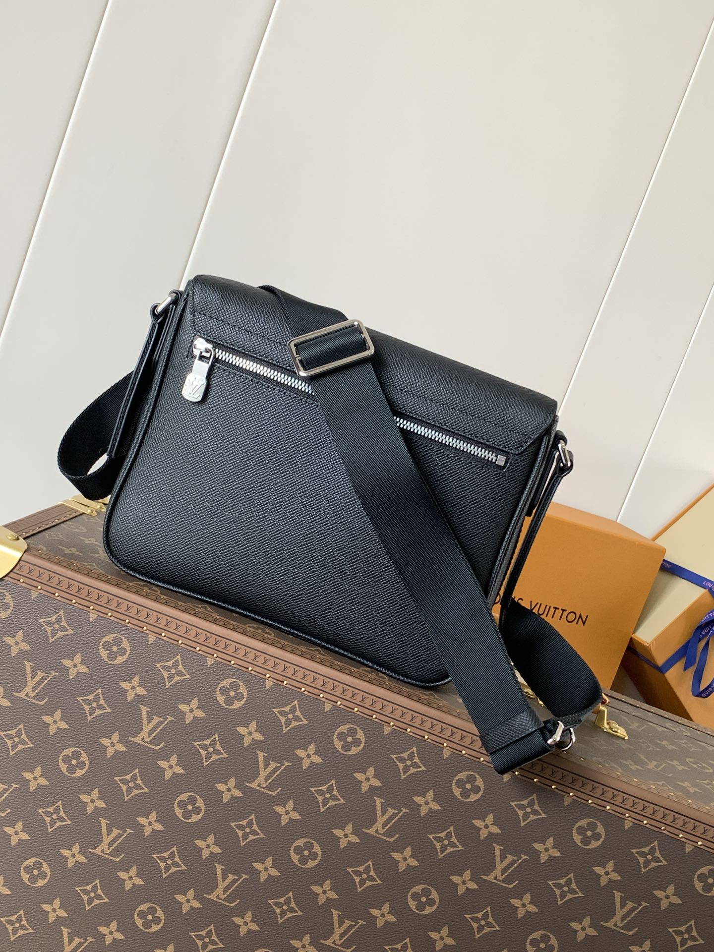District Pm Messenger Bag Black Taiga Cowhide Leather M30850