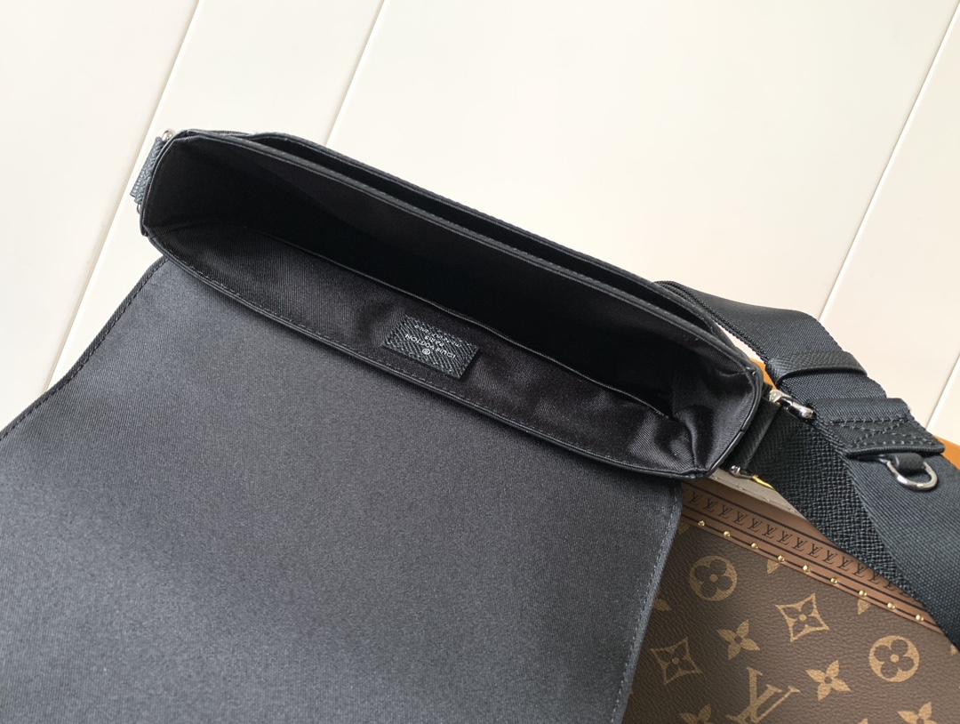 District Pm Messenger Bag Black Taiga Cowhide Leather M30850