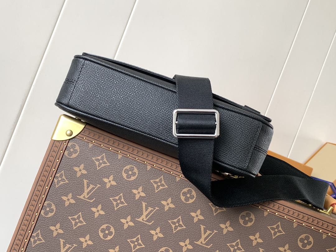 District Pm Messenger Bag Black Taiga Cowhide Leather M30850