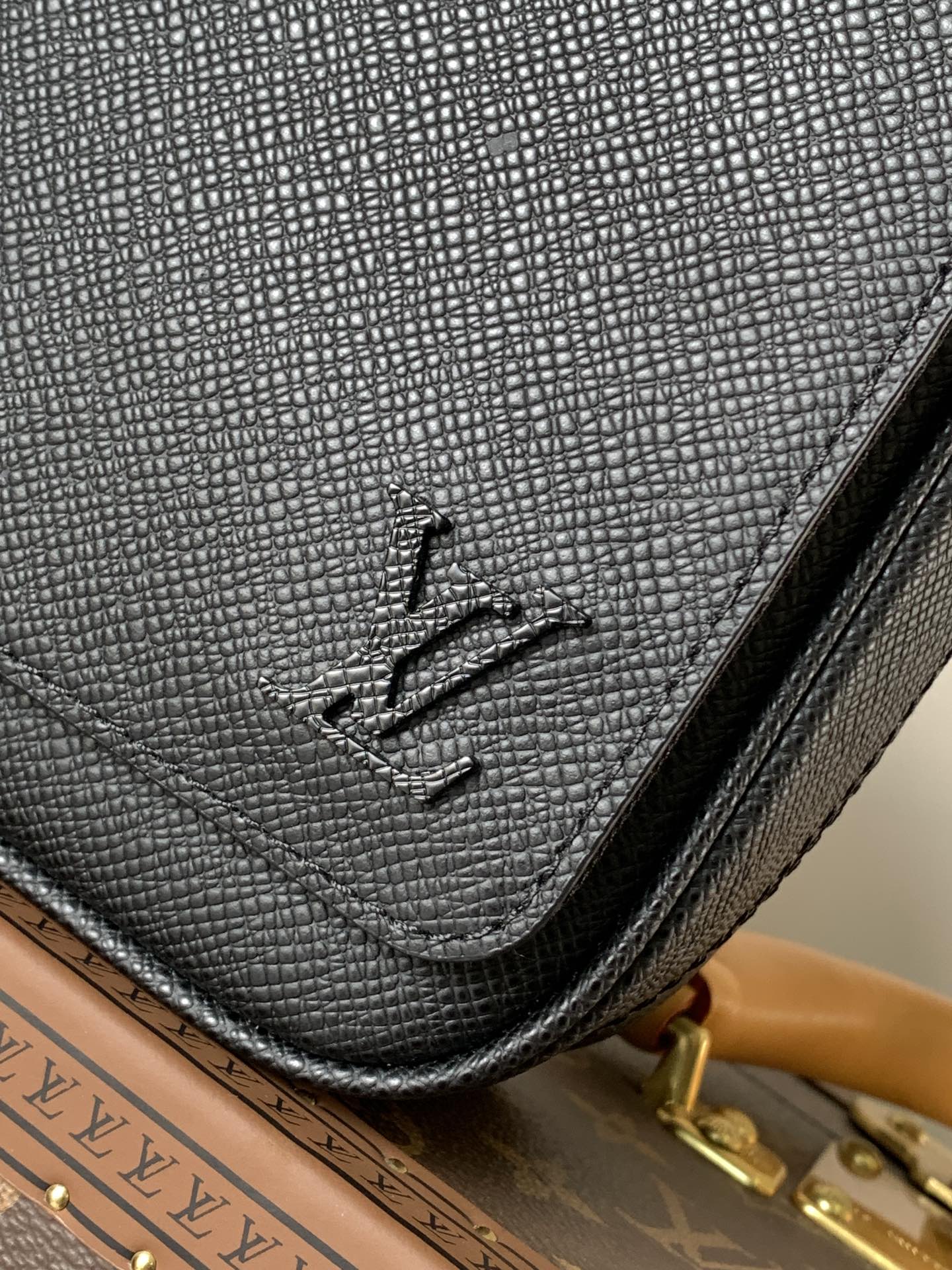 District Pm Messenger Bag Black Taiga Cowhide Leather M30850