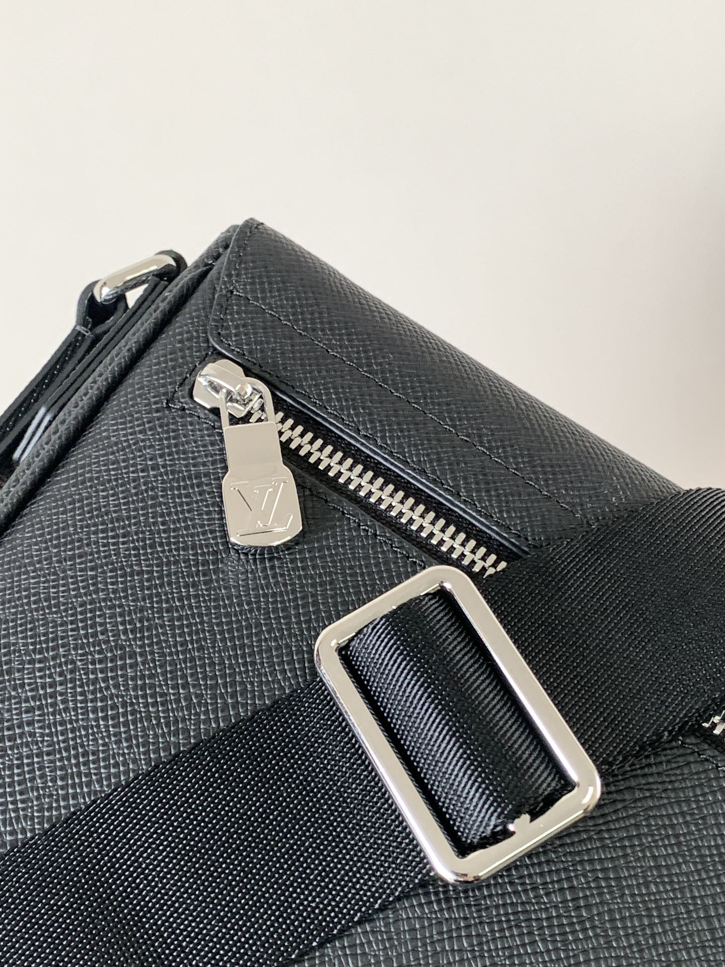 District Pm Messenger Bag Black Taiga Cowhide Leather M30850