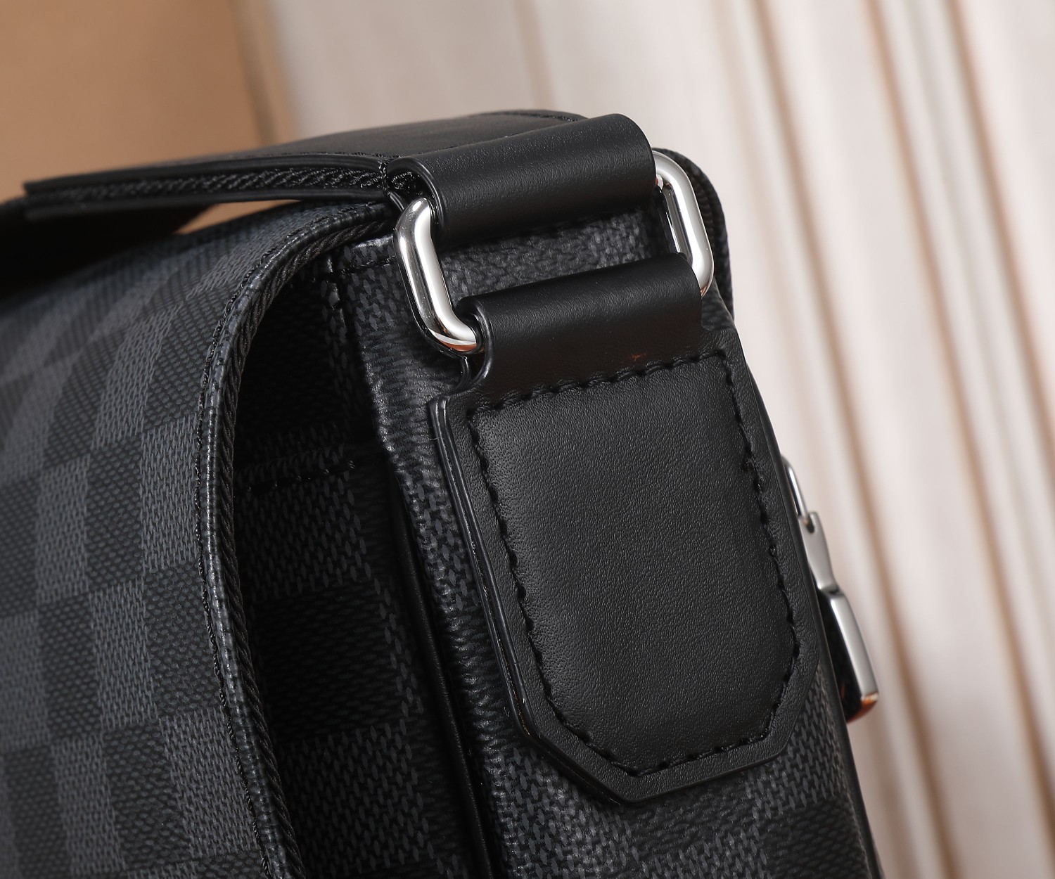 District Pm Messenger Bag Damier Graphite N42710