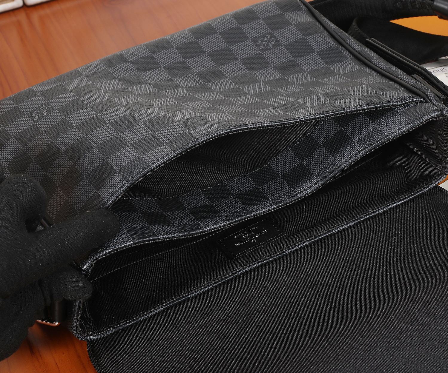 District Pm Messenger Bag Damier Graphite N42710