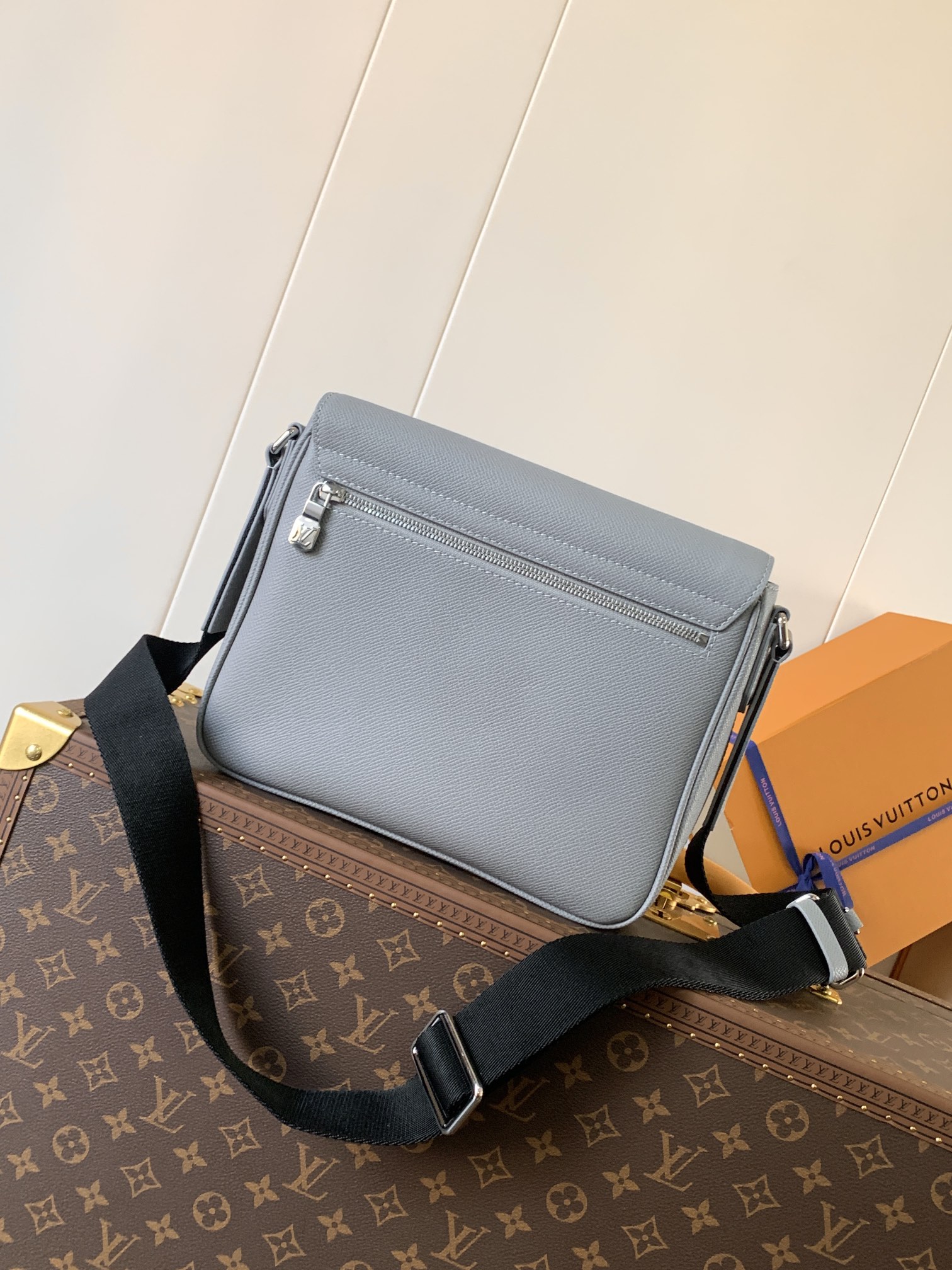 District Pm Messenger Bag Glacier Taiga Cowhide Leather M30851
