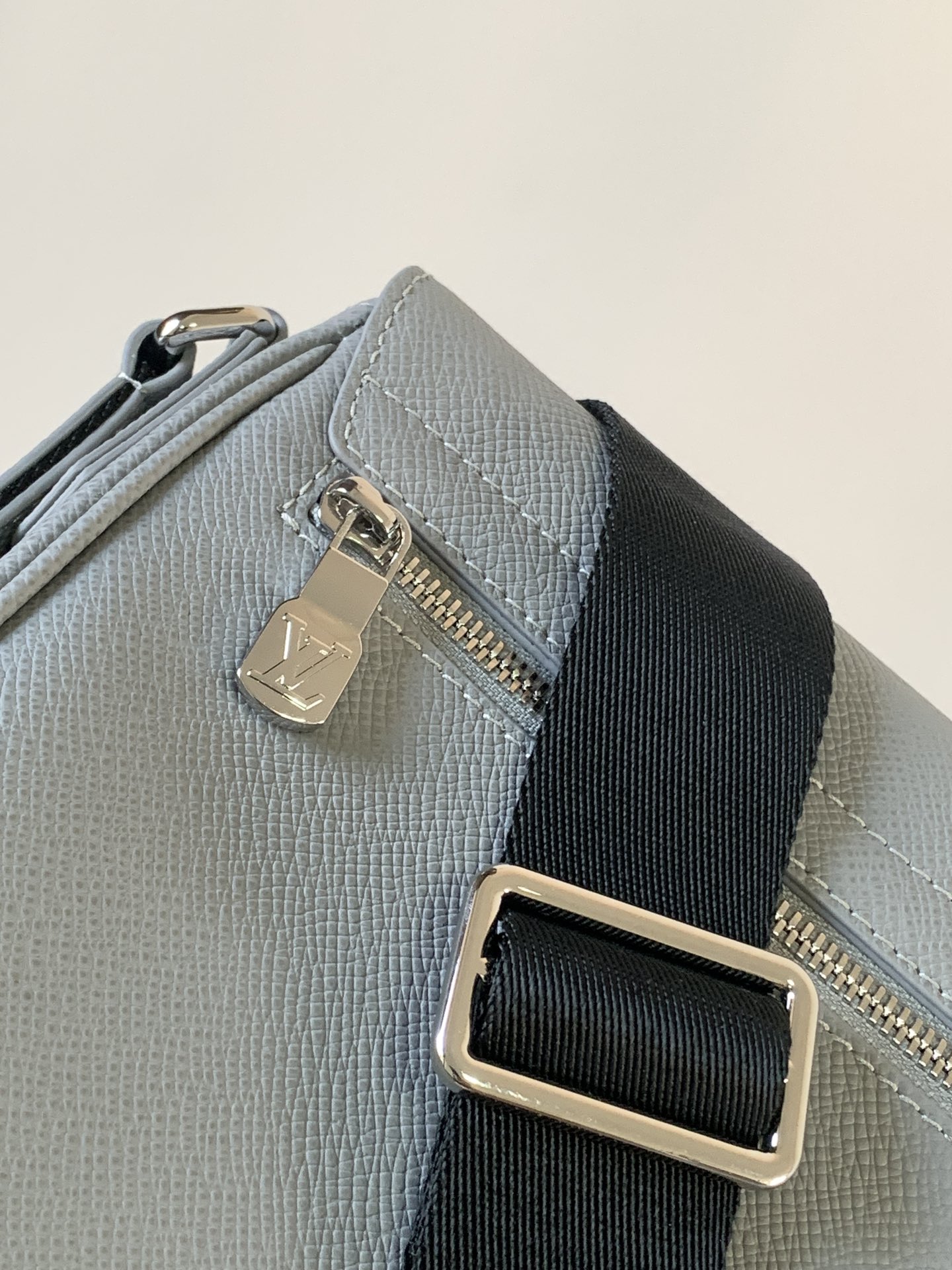 District Pm Messenger Bag Glacier Taiga Cowhide Leather M30851