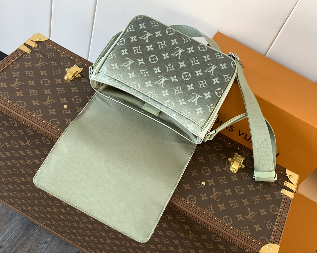 District Pm Messenger Bag Khaki Green Monogram Gradient M11593