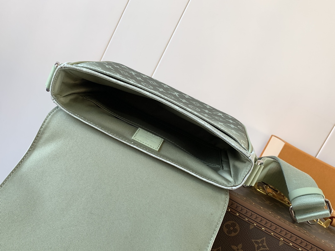 District Pm Messenger Bag Khaki Green Monogram Gradient M11593