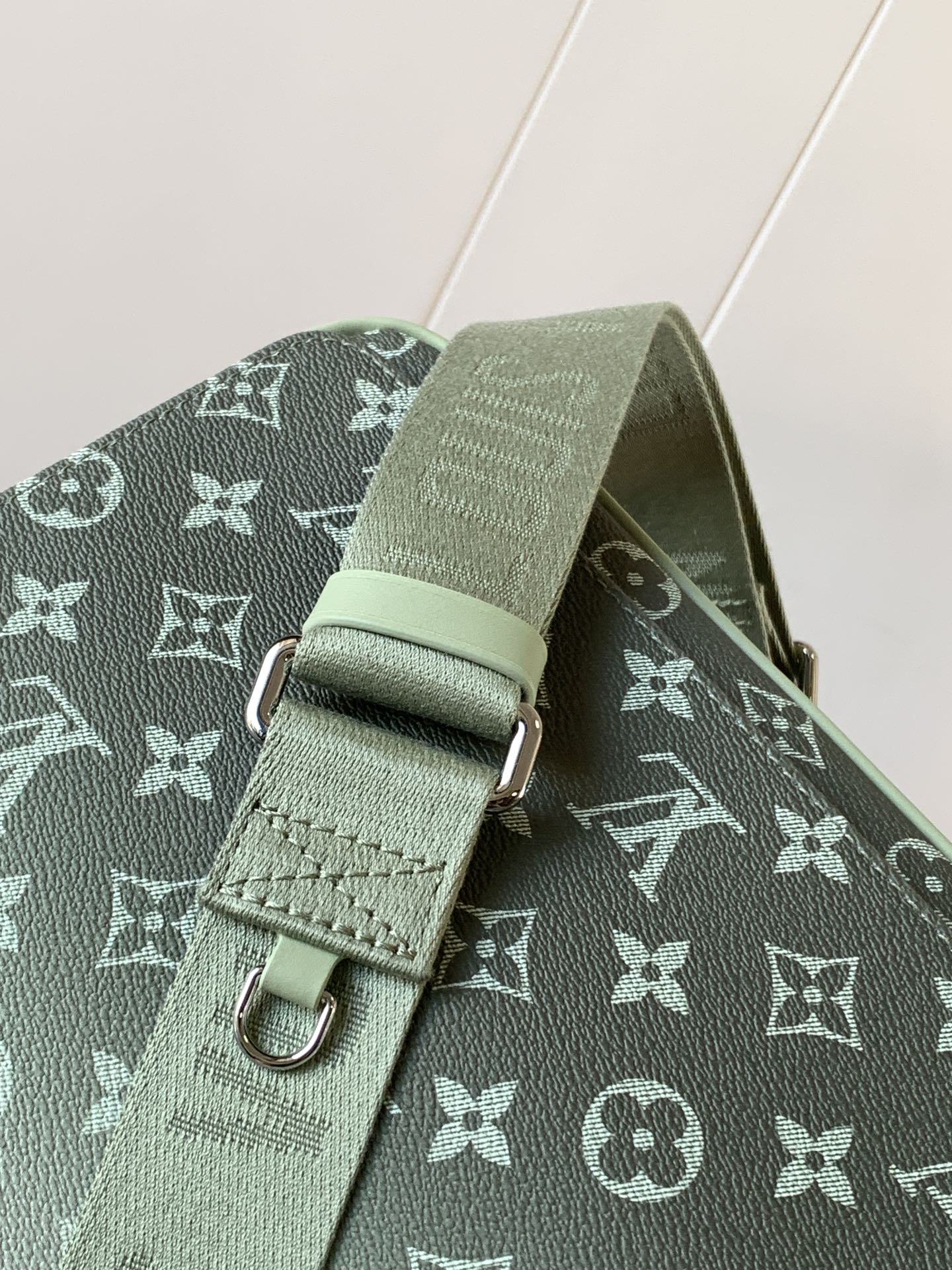 District Pm Messenger Bag Khaki Green Monogram Gradient M11593