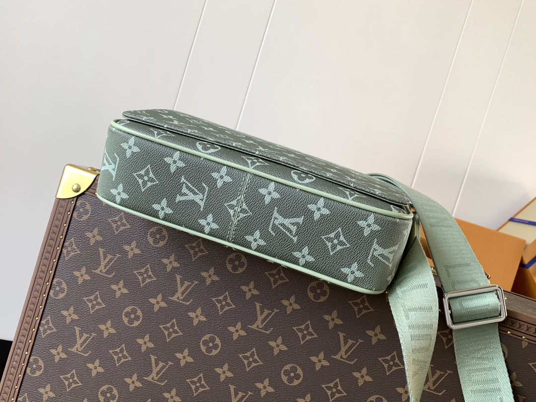 District Pm Messenger Bag Khaki Green Monogram Gradient M11593
