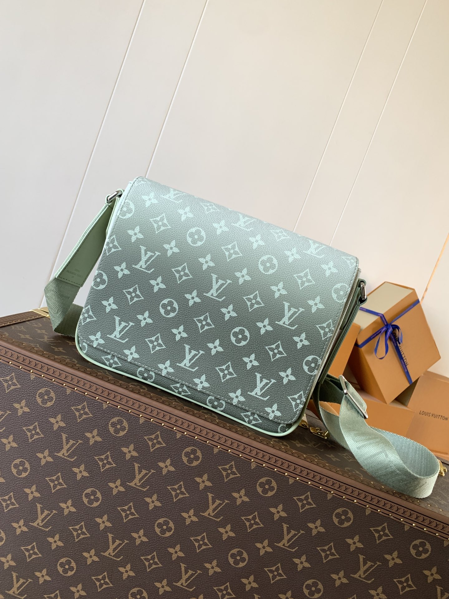 District Pm Messenger Bag Khaki Green Monogram Gradient M11593