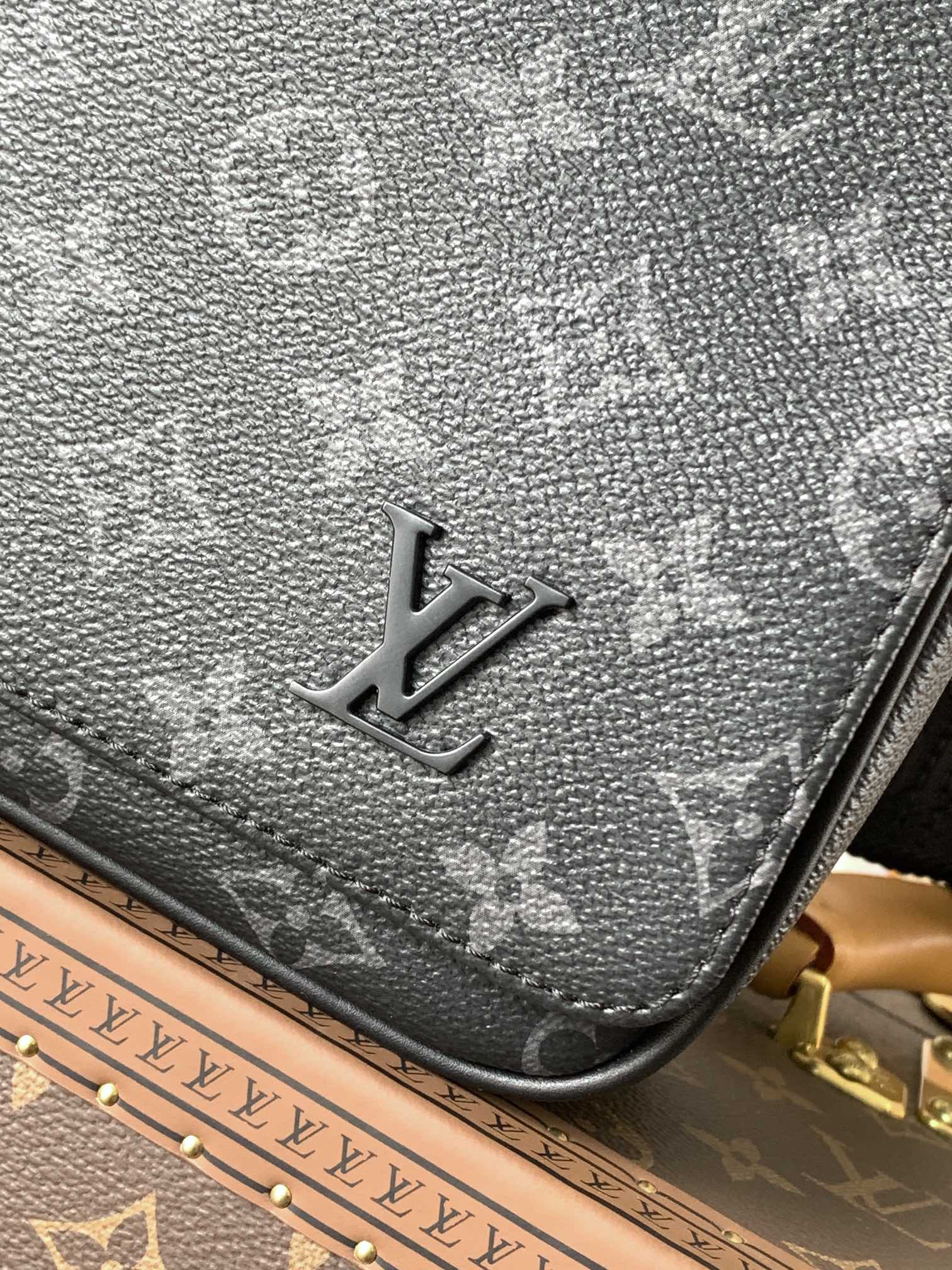 District Pm Messenger Bag Monogram Eclipse M46255