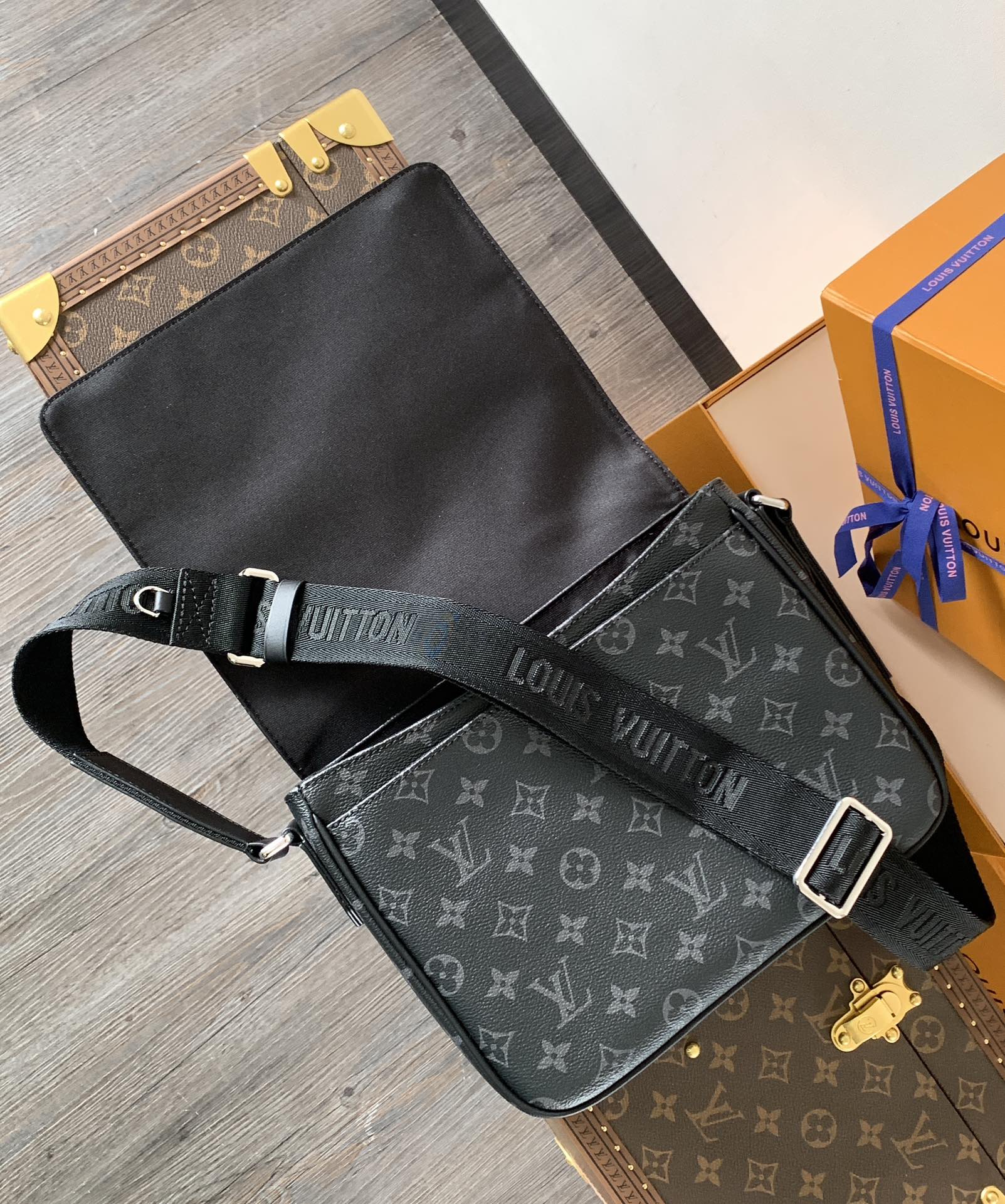 District Pm Messenger Bag Monogram Eclipse M46255