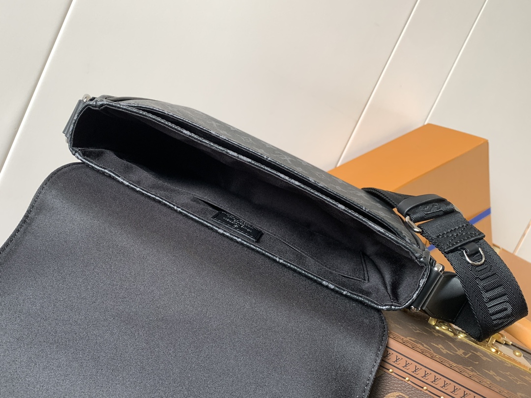 District Pm Messenger Bag Monogram Eclipse M46255