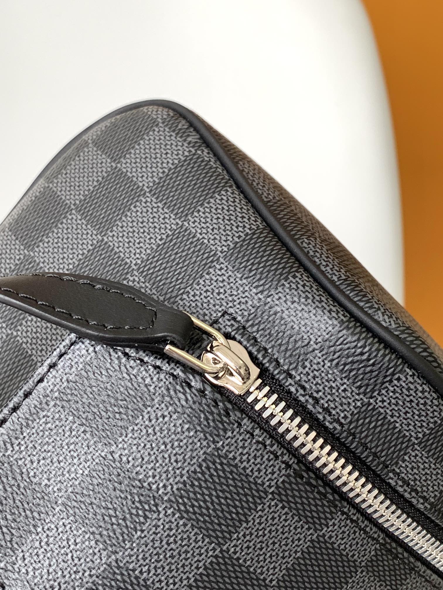 Dopp Kit Toilet Pouch Damier Graphite Black N40127
