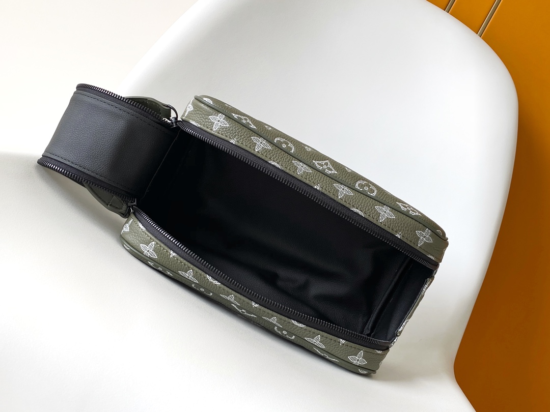 Dopp Kit Toilet Pouch Monogram Olive Green M12651