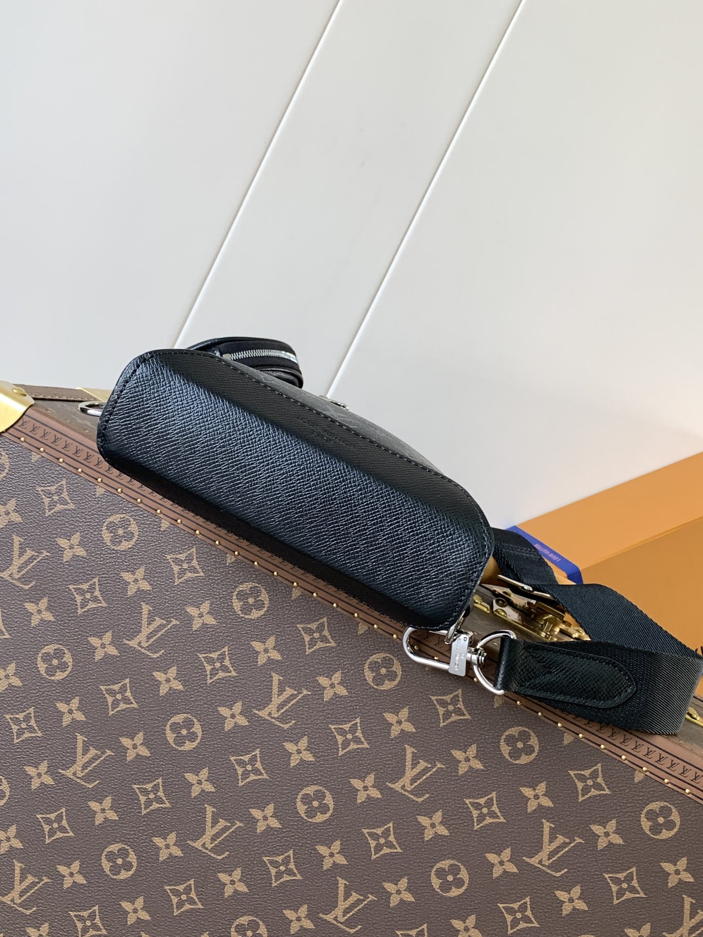 Duo Slingbag Monogram Black M30936
