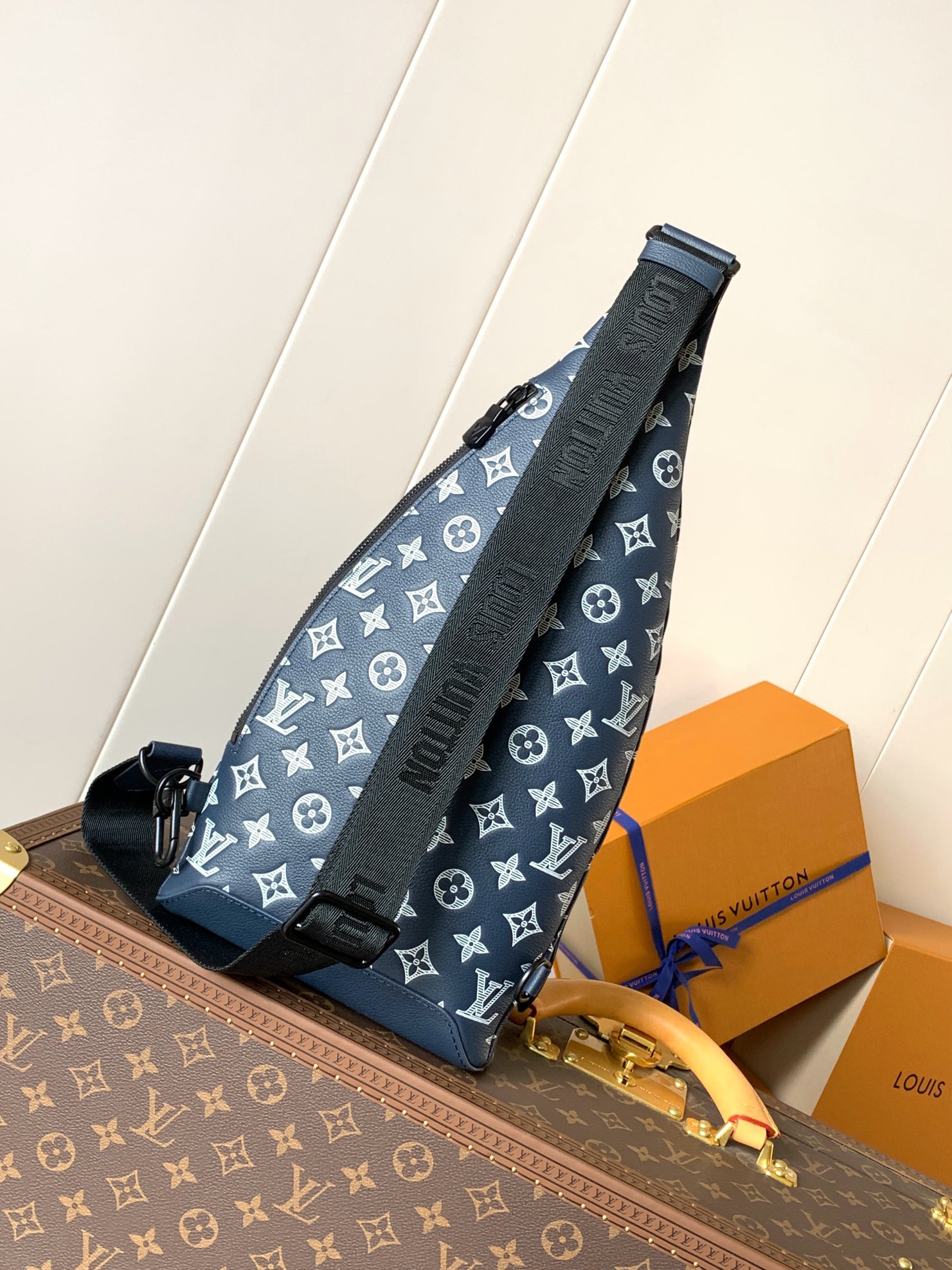 Duo Slingbag Monogram Shadow Ink Blue/White M24751