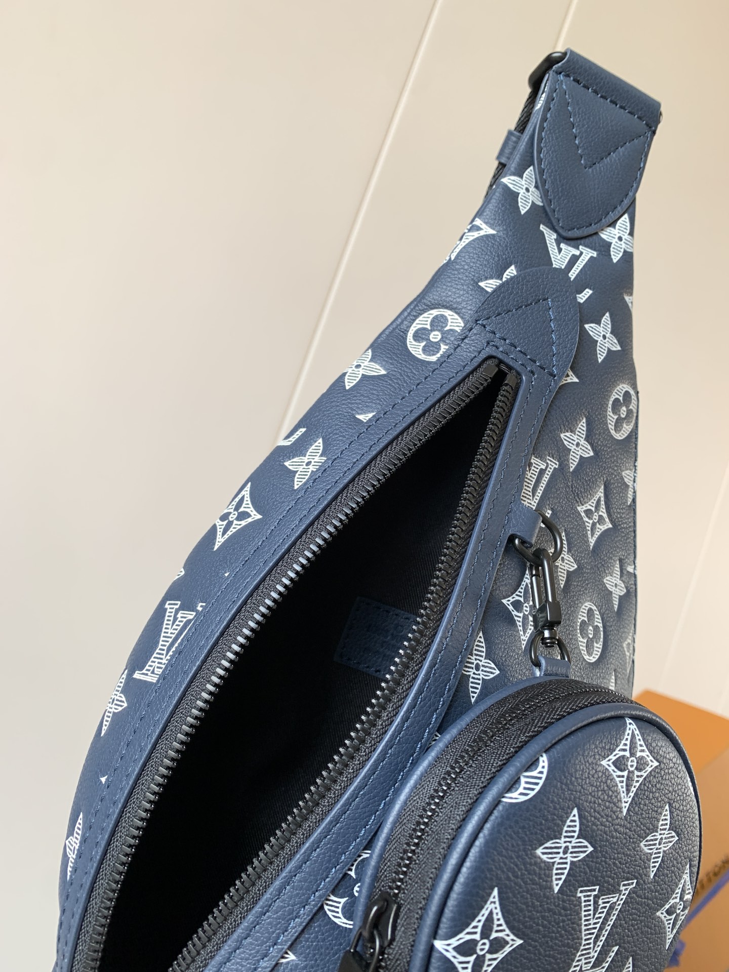 Duo Slingbag Monogram Shadow Ink Blue/White M24751