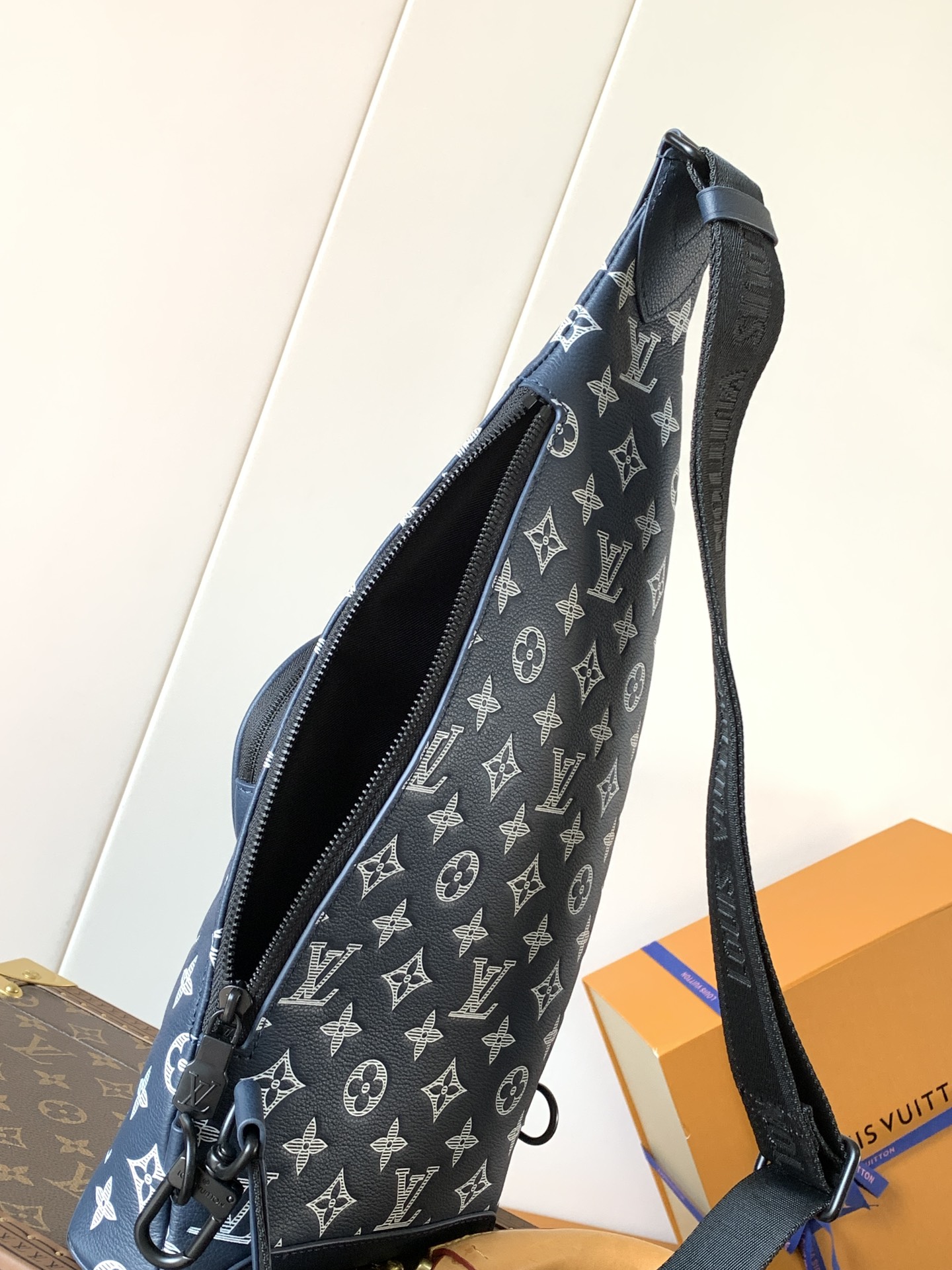 Duo Slingbag Monogram Shadow Ink Blue/White M24751