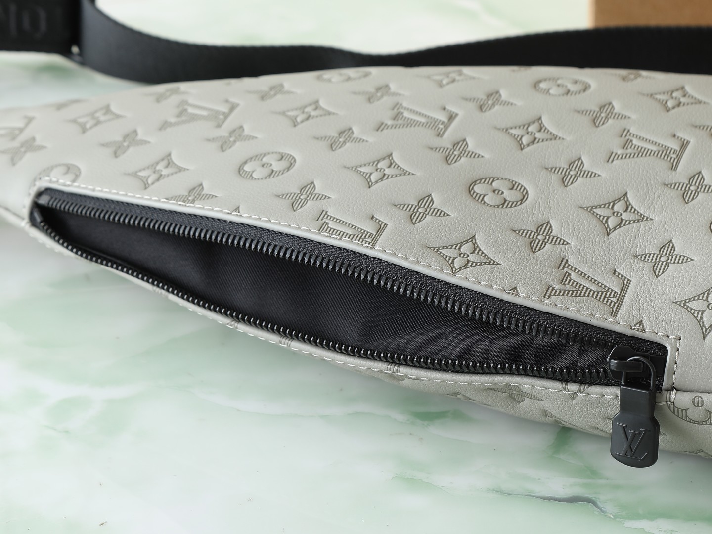 Duo Slingbag Monogram Shadow Sand M12486