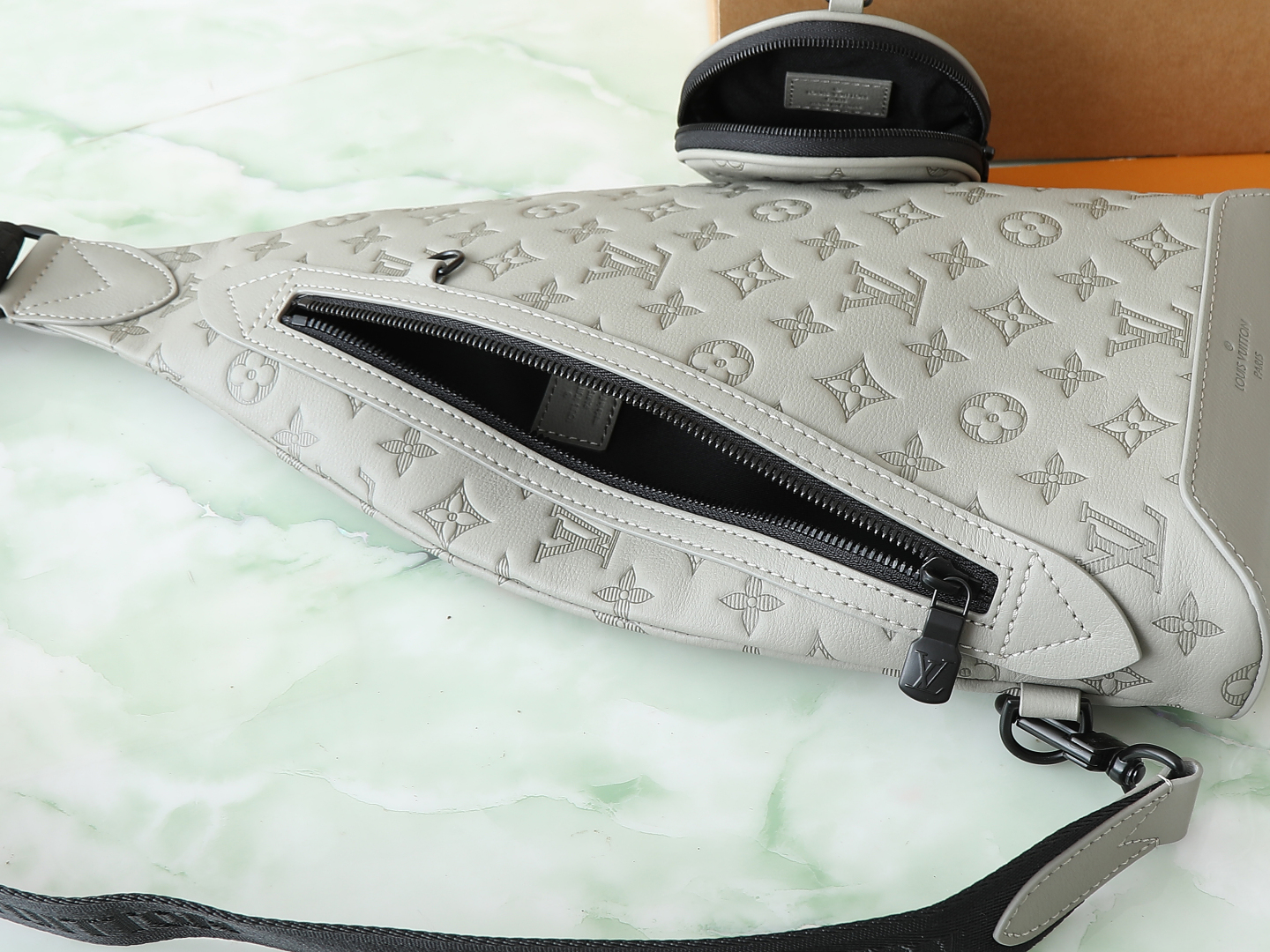 Duo Slingbag Monogram Shadow Sand M12486