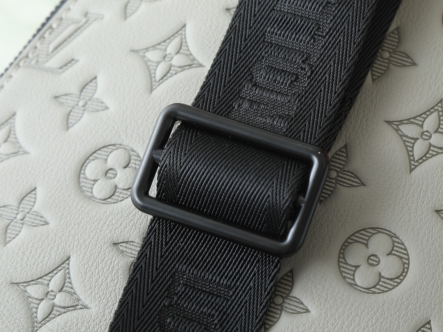 Duo Slingbag Monogram Shadow Sand M12486